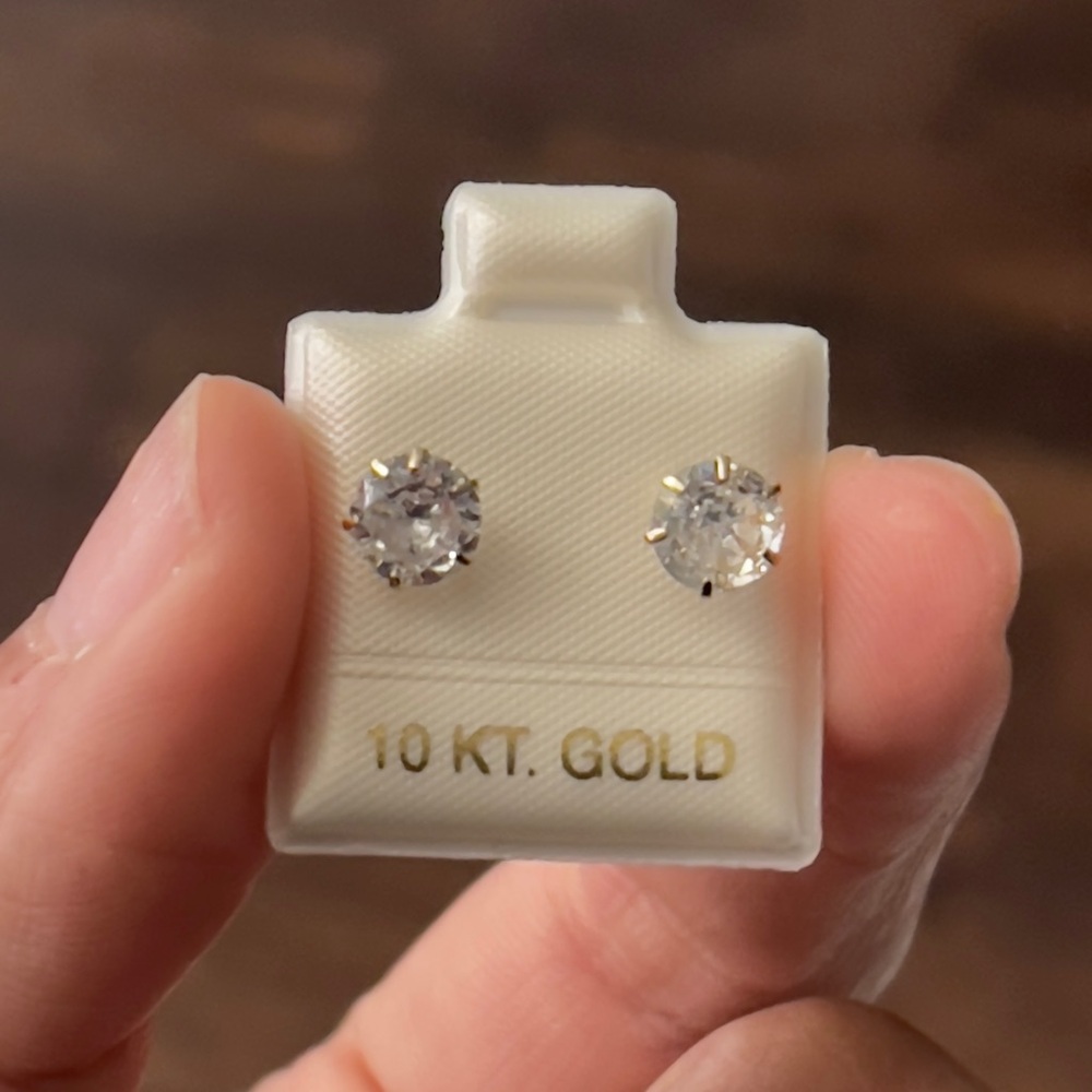 10k Solid Gold Stud Earrings✨